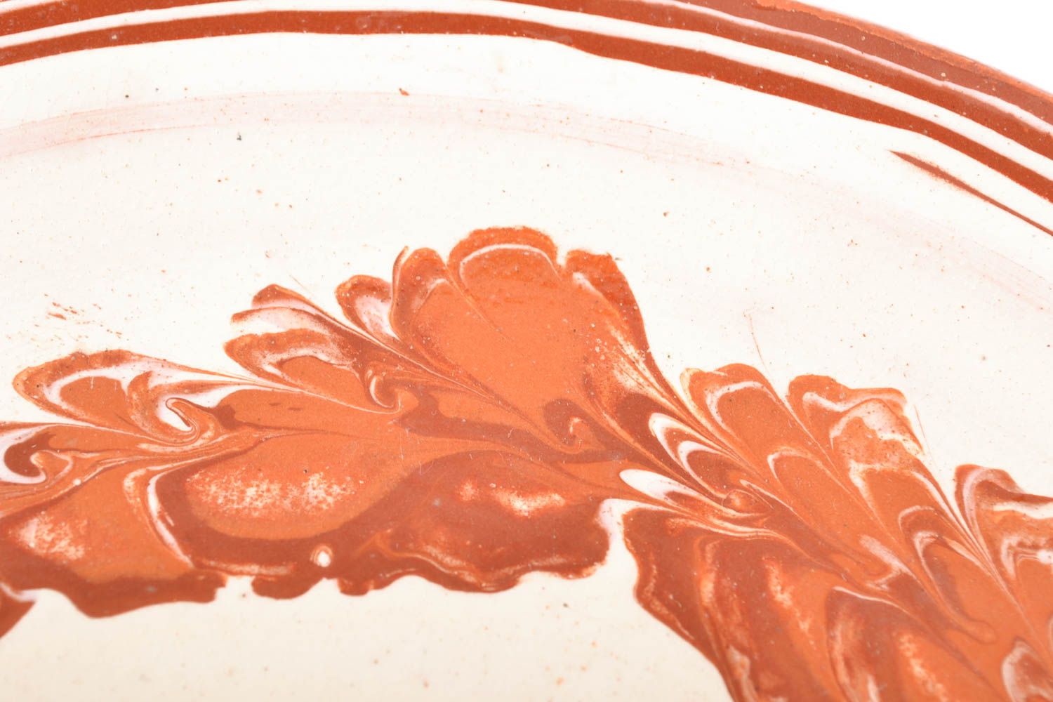 Petite assiette en céramique plate brune peinte d'engobes faite main originale  photo 3