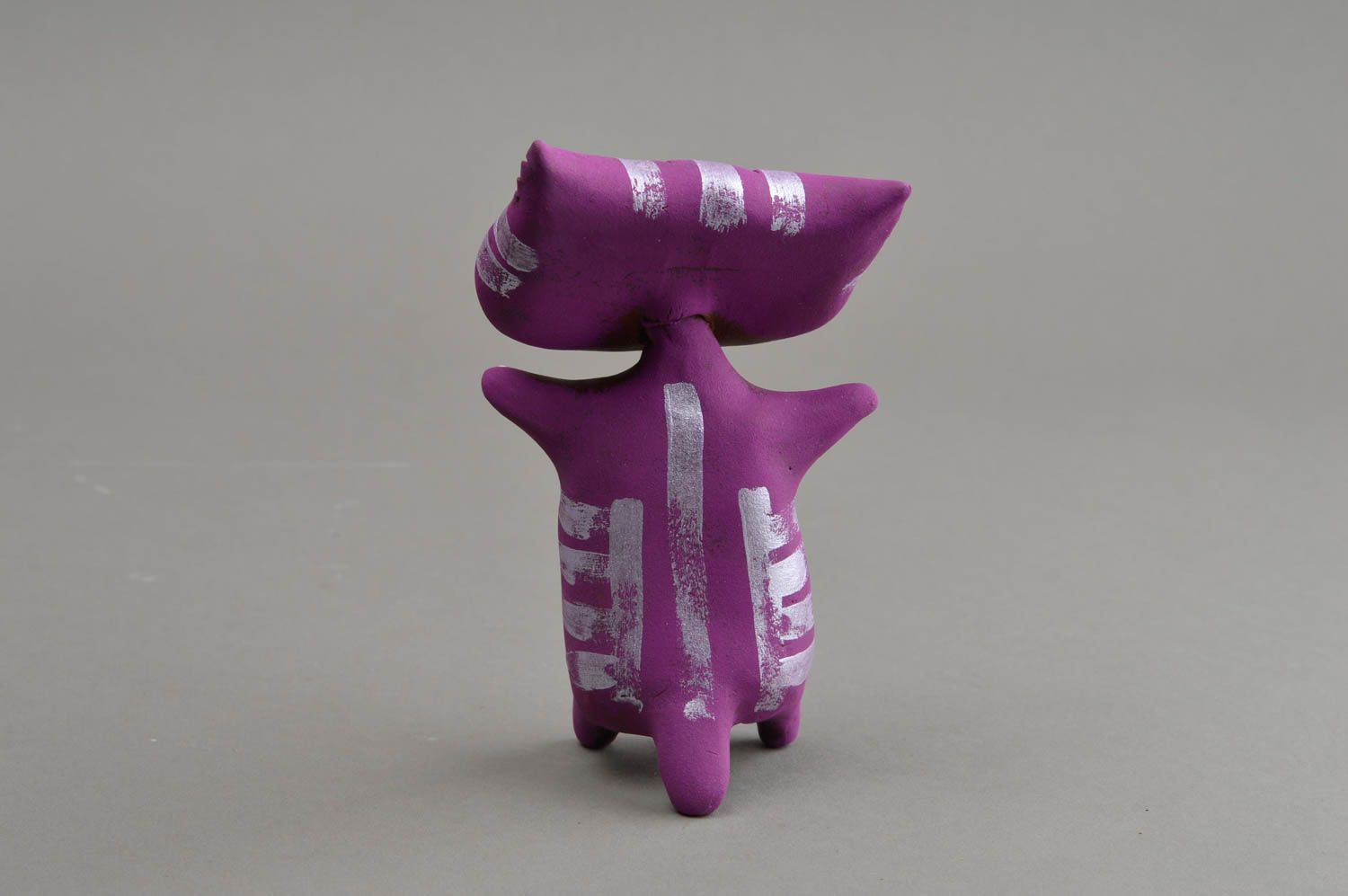 Фиолетовая глиняная статуэтка в виде забавного кота ручной работы расписная фото 5