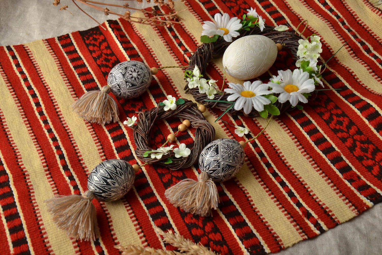 Wall hanging in the shape of Easter eggs photo 1