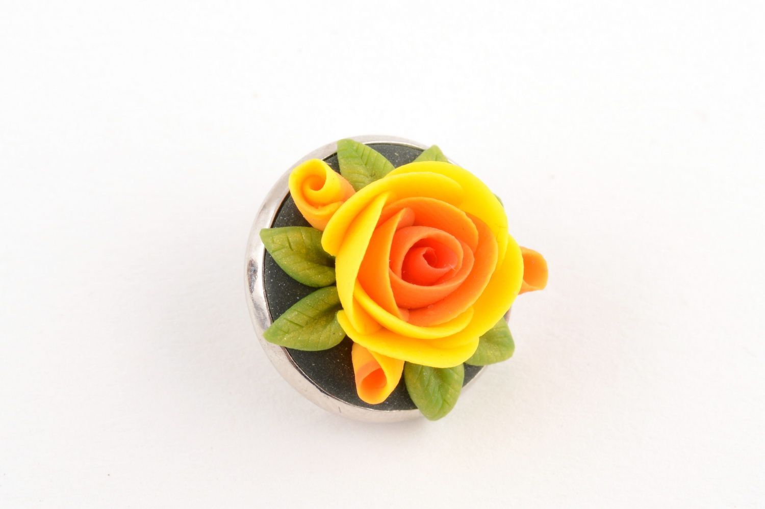 Boucles d'oreilles à clip rondes avec roses jaunes en pâte polymère faites main photo 2