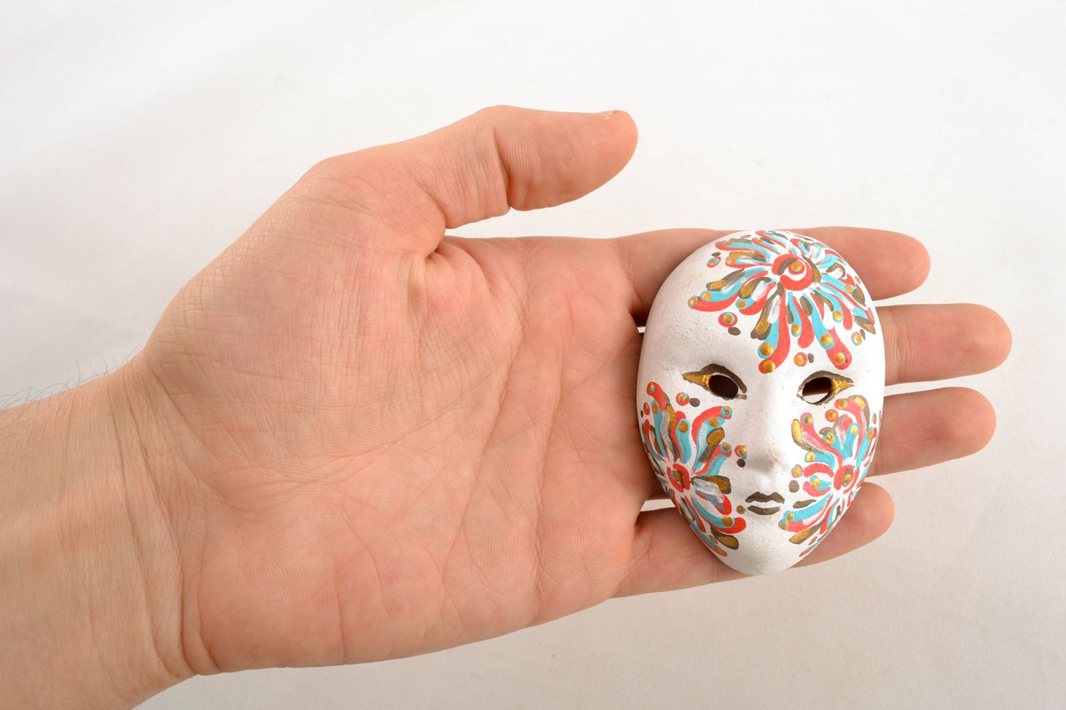 Керамический магнит на холодильник в виде карнавальной маски фото 1