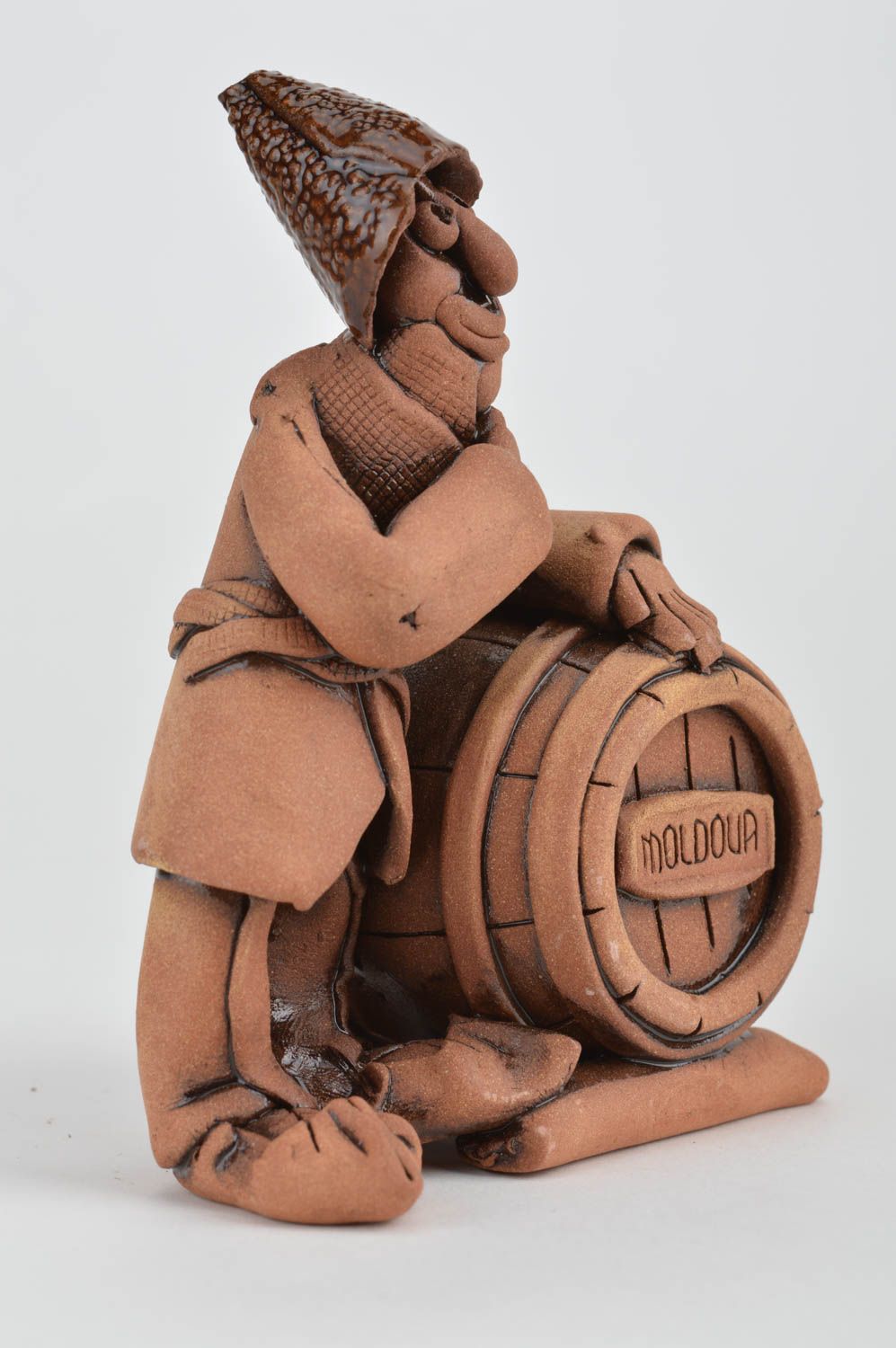 Originelle braune bemalte handmade Figurine aus Ton Weinbauer mit Faß foto 5