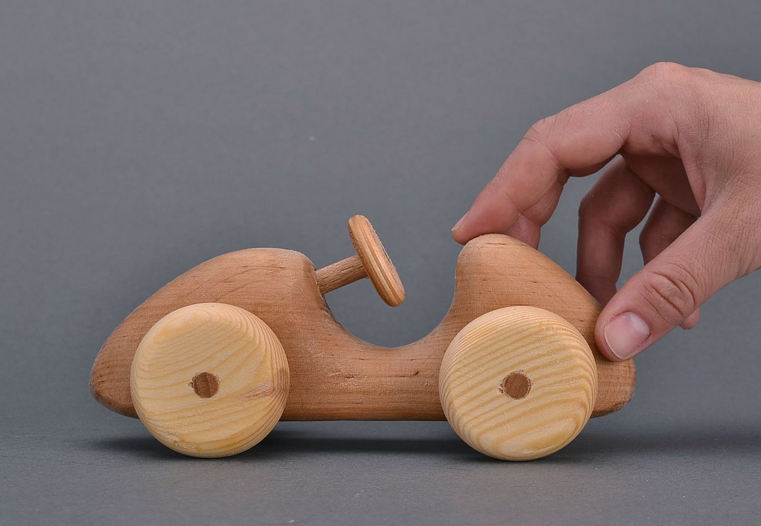 Spielzeug aus Holz Rennauto foto 1