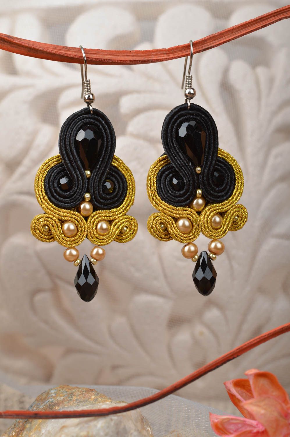 Soutache Ohrringe mit Kristallen in Schwarz und Goldfarben elegant handmade  foto 1