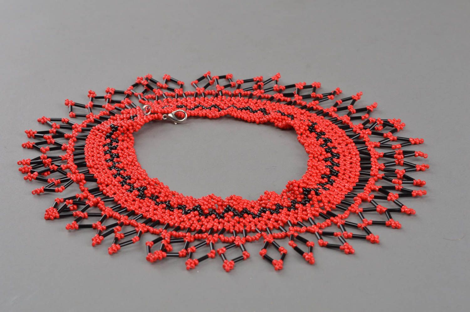 Collier en perles de rocaille et perles tubes rouge et noir large fait main photo 2