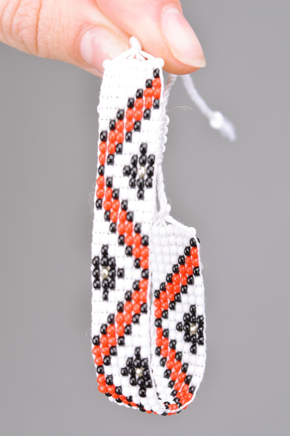 Браслет из бисера широкий ручной работы на завязках белый с красивыми узорами фото 3