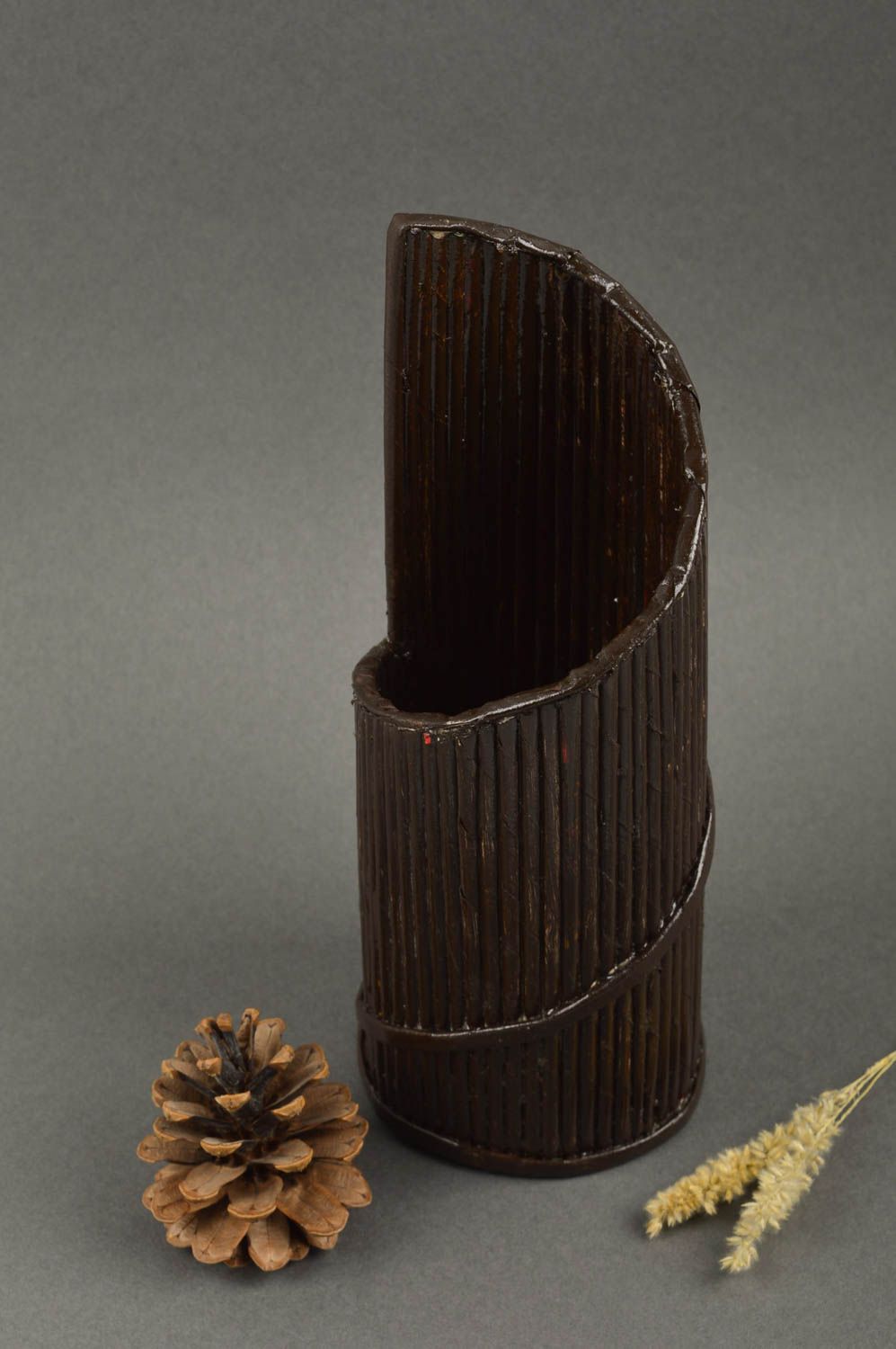 Porte-bouteille design fait main en tubes de papier marron Rangement maison photo 1