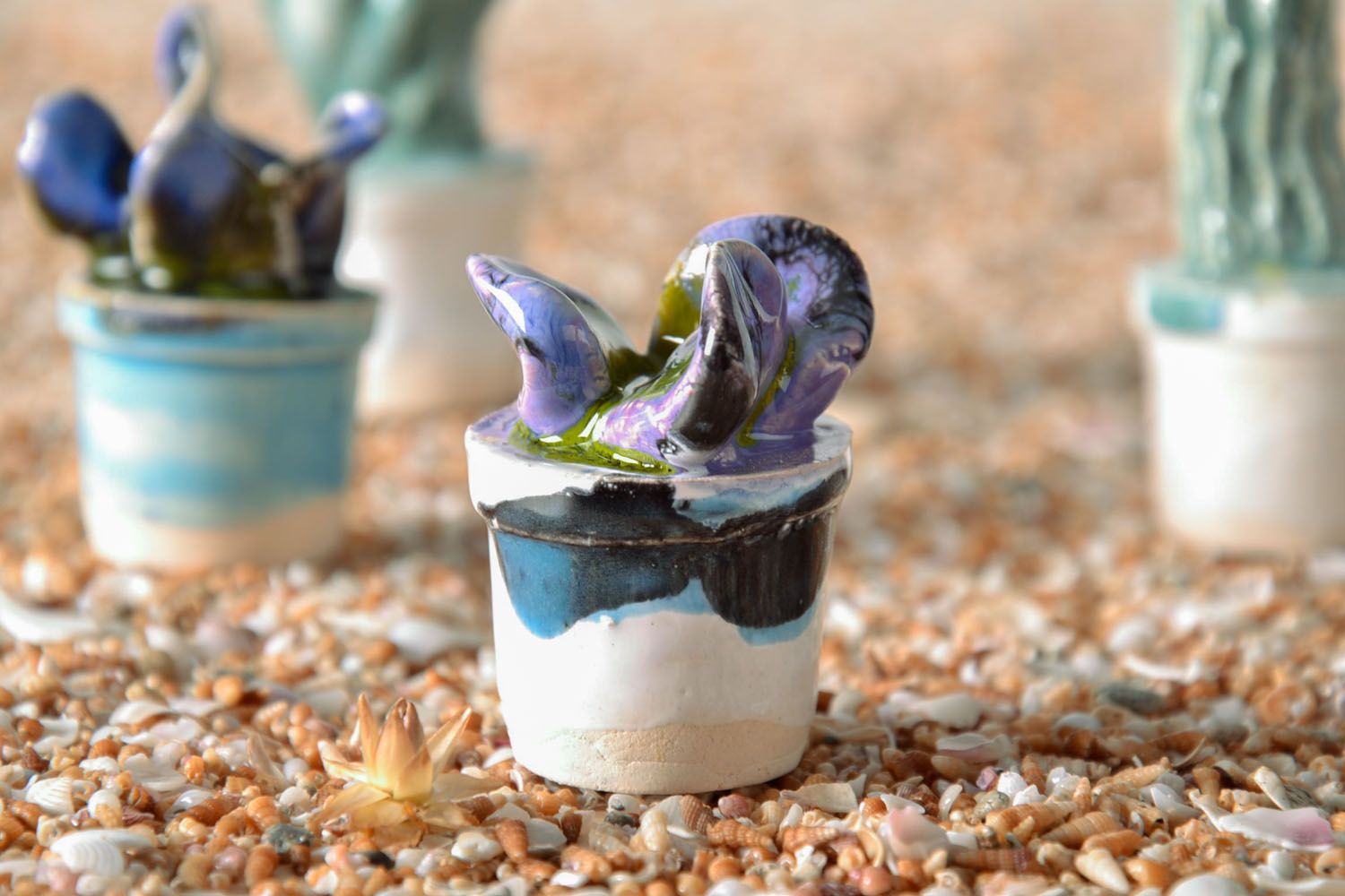 Figurine en céramique originale faite main en forme de pot de fleurs blanc-bleu  photo 1