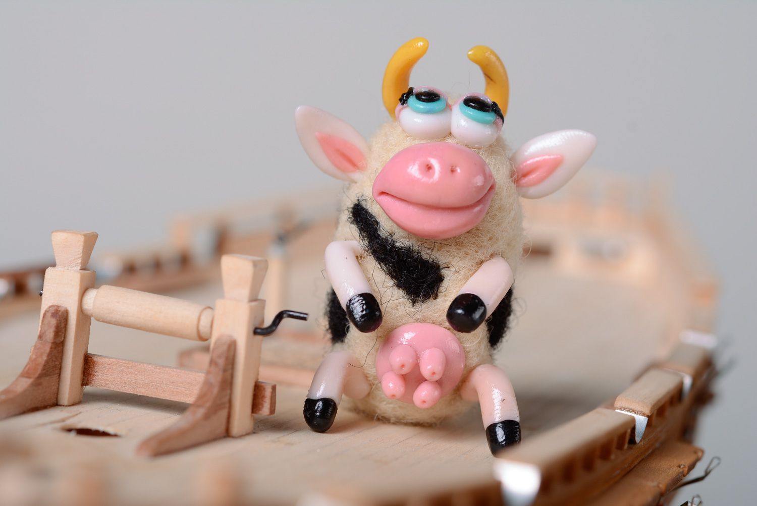 Миниатюрная игрушка корова из шерсти в технике сухого валяния фото 1