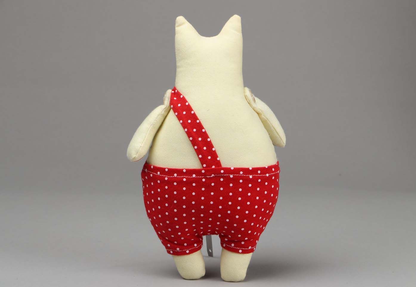 Brinquedo macio de tecido Gato em calças vermelhas foto 3