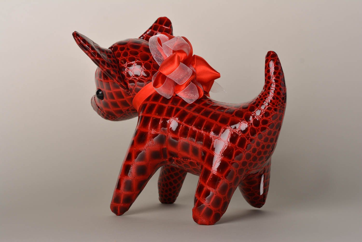Игрушка ручной работы в виде собачки декор для дома игрушка из кожи авторская фото 3