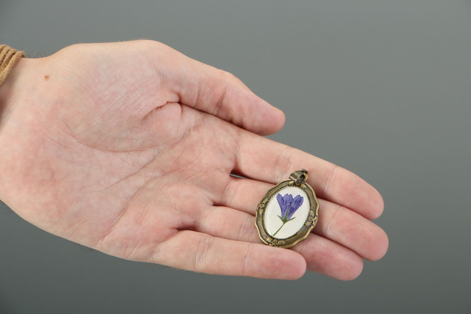 Pendant made of bluebell, coated with epoxy resin photo 3
