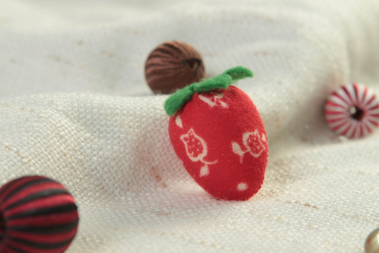 Peluche fraise fait main Doudou original coton feutre Jouet pour enfant photo 1