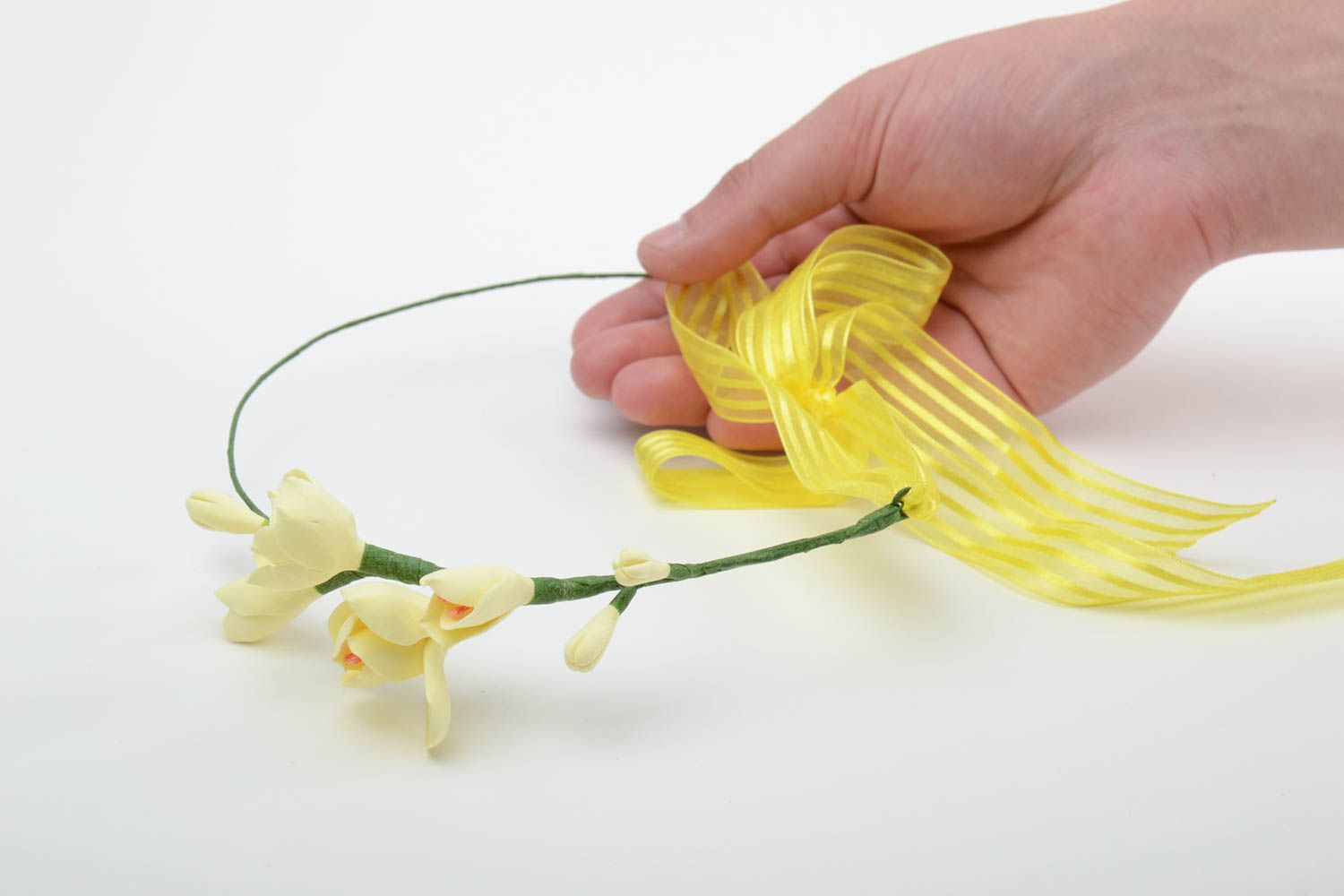 Dünner handgemachter Haarkranz aus Polymerton mit gelben Blumen auf Band foto 2