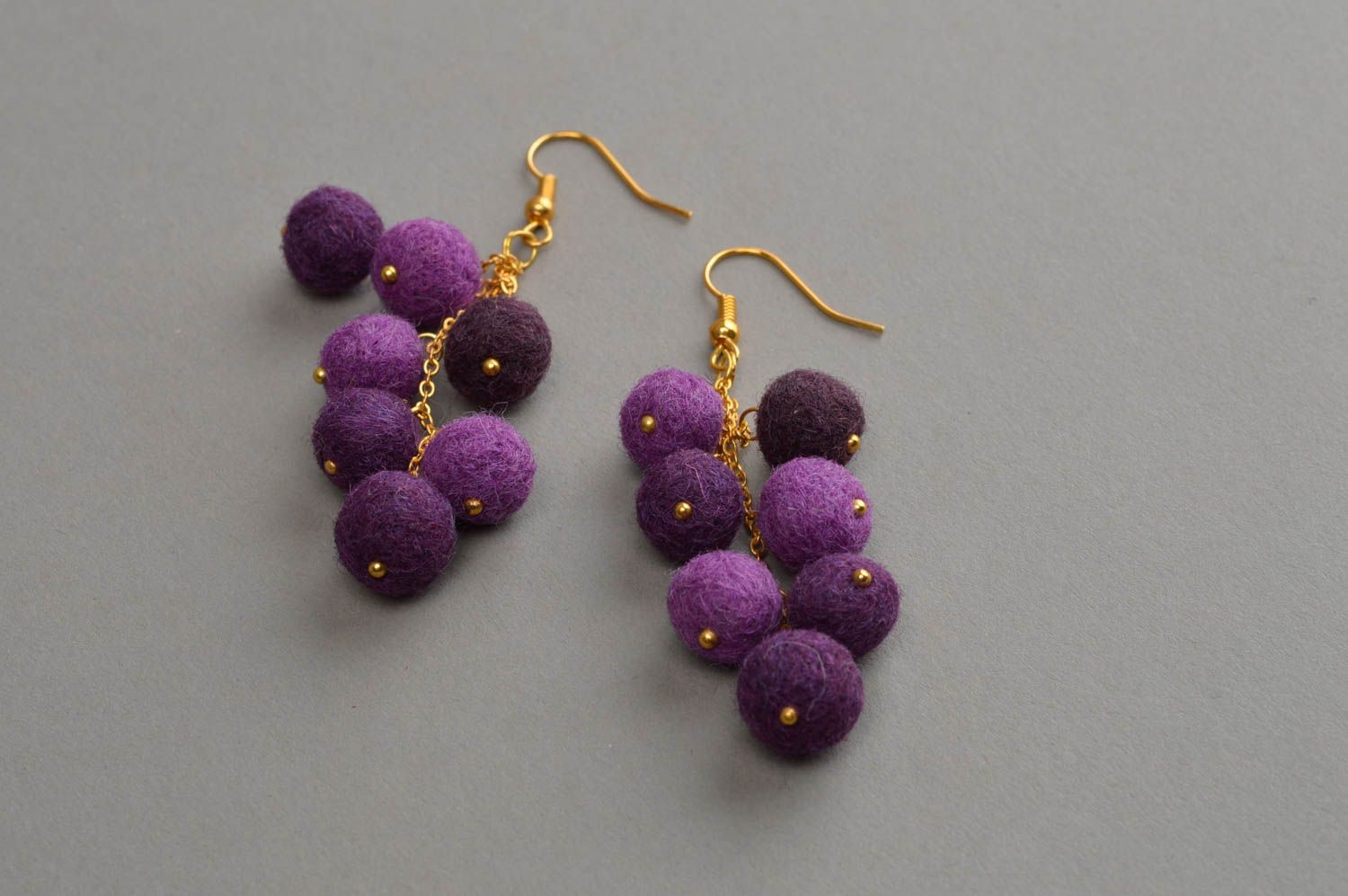 Longues boucles d'oreilles en laine feutrée violettes pendantes faites main photo 2
