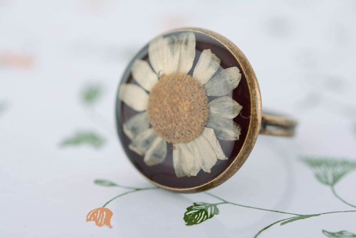 Handmade metal ring with real flower coated with epoxy Camomile photo 4