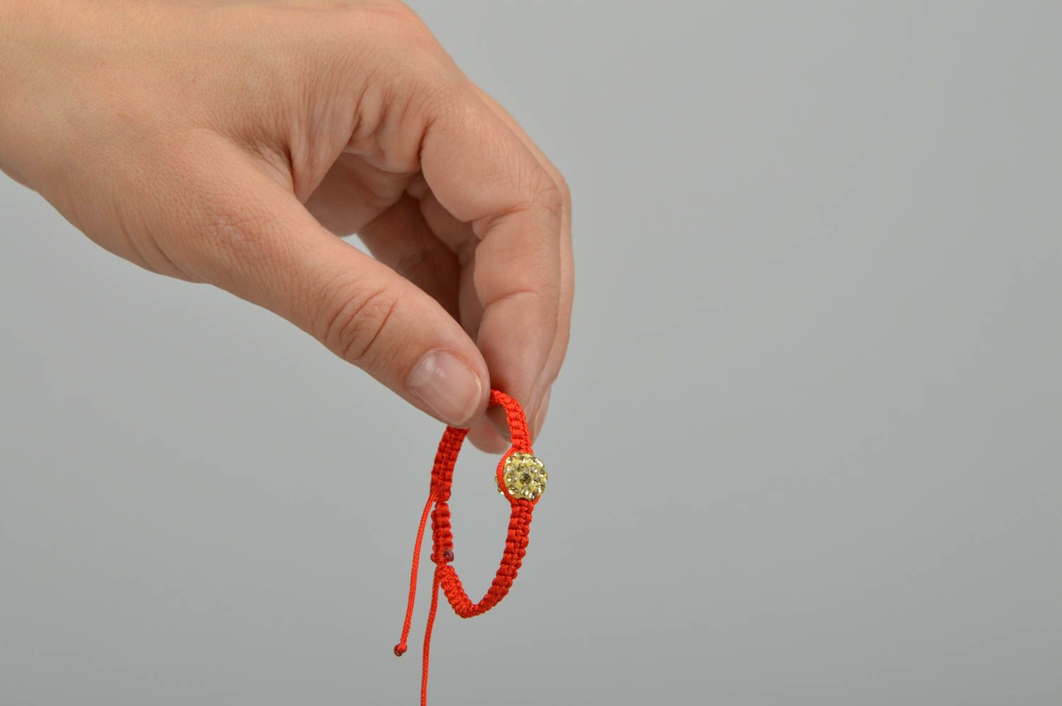Яркий красный браслет из вощеных шнурков с большой желтой бусиной ручная работа фото 2
