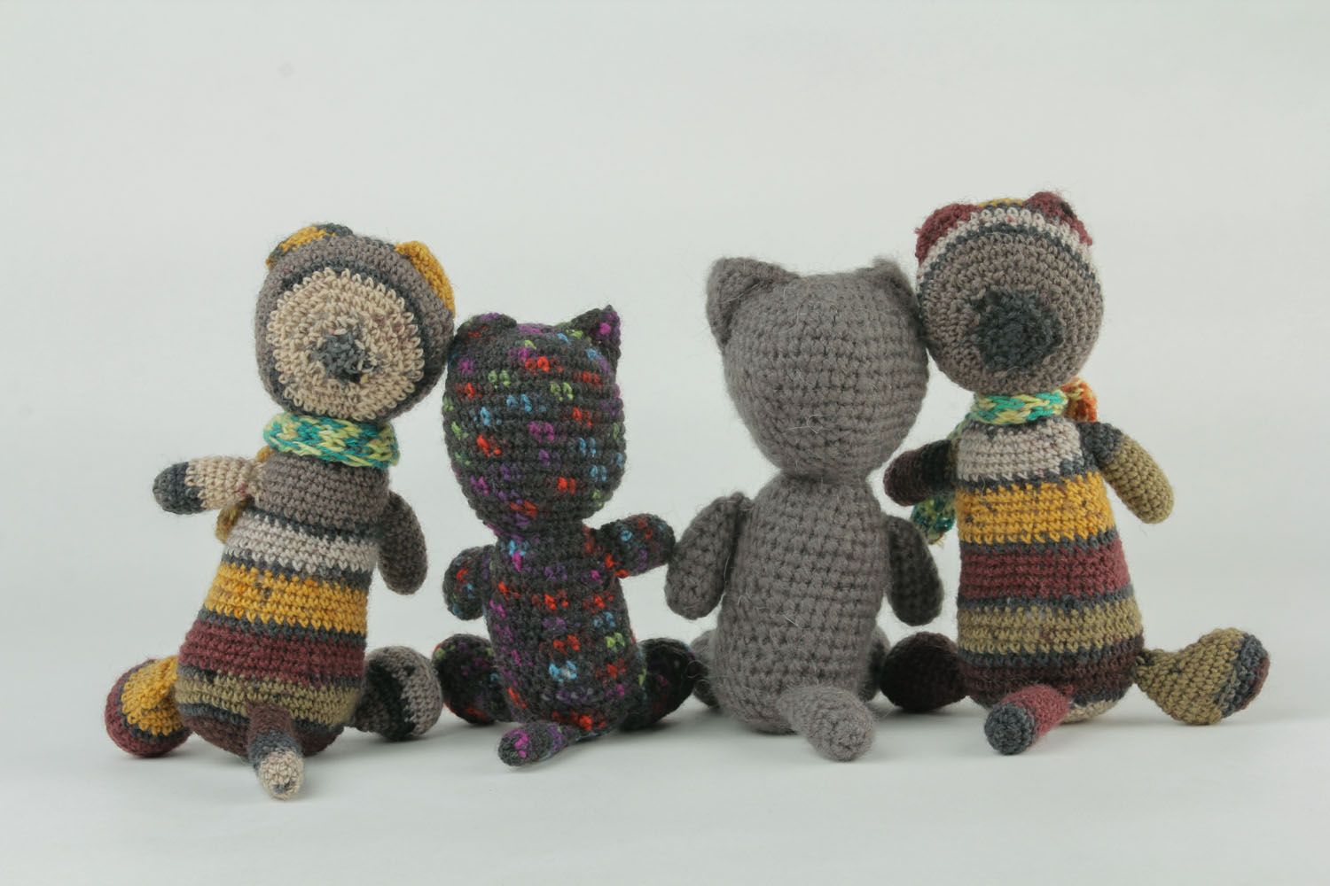 Giocattoli a maglia fatti a mano pupazzi morbidi a forma di quattro amiche foto 5