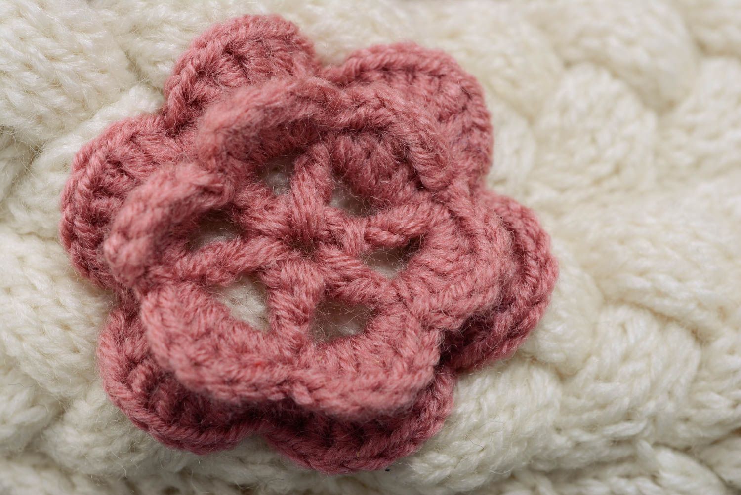 Petit sac à main tricoté blanc fait main en laine avec fleur insolite  photo 4