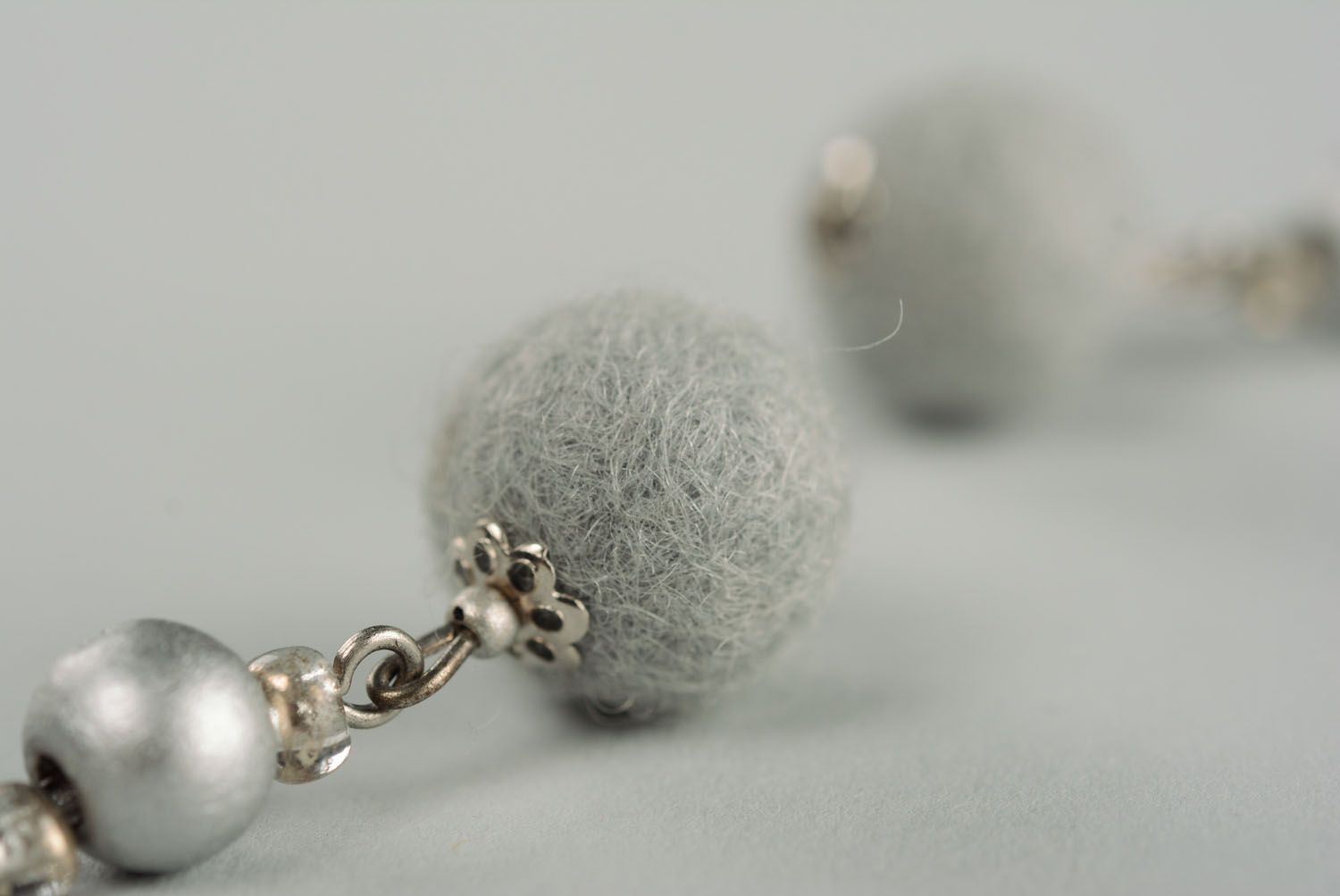 Boucles d'oreilles en perles de feutre grises  photo 4
