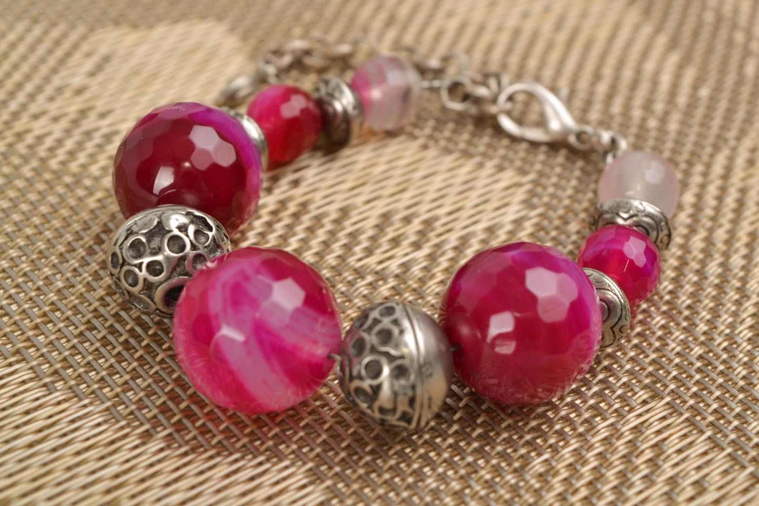 Bracelet en métal et agate rose massif fait main pour femme original éclatant photo 1