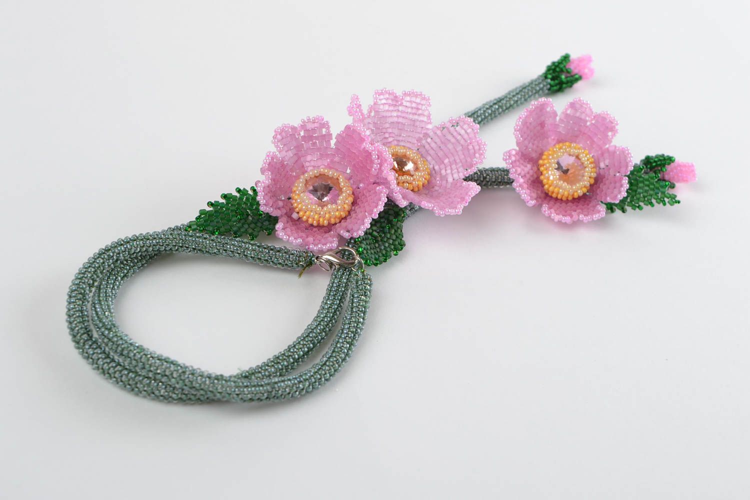 Collier en perles de rocaille tchèques vert avec fleurs roses fait main long photo 2