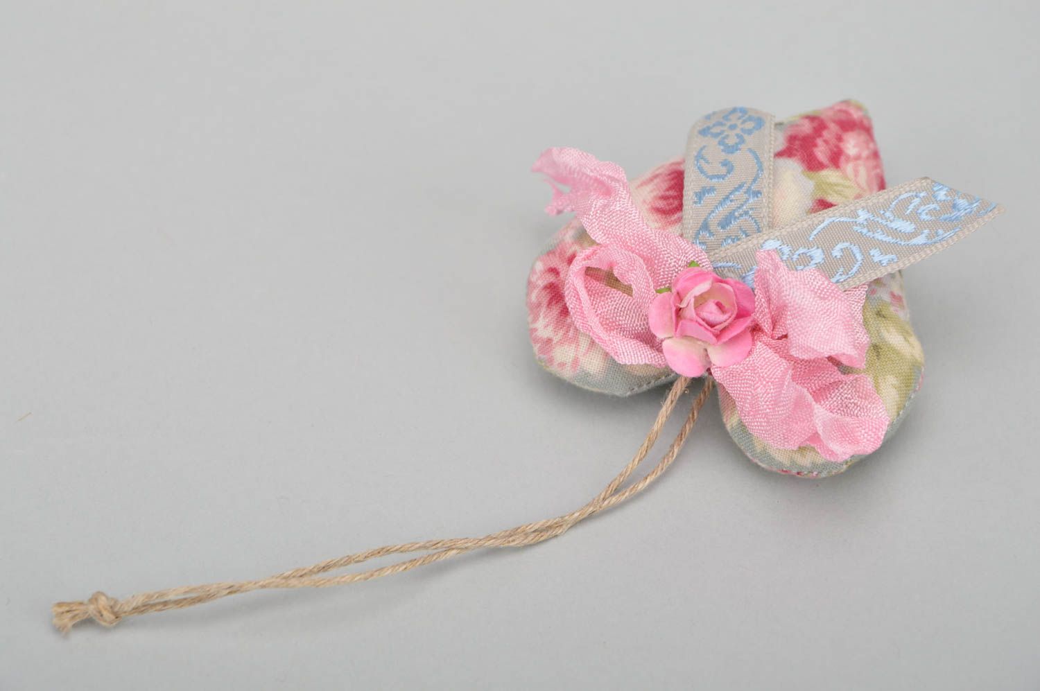 Colgante decorativo hecho a mano con forma de corazón con flores de color rosado foto 4