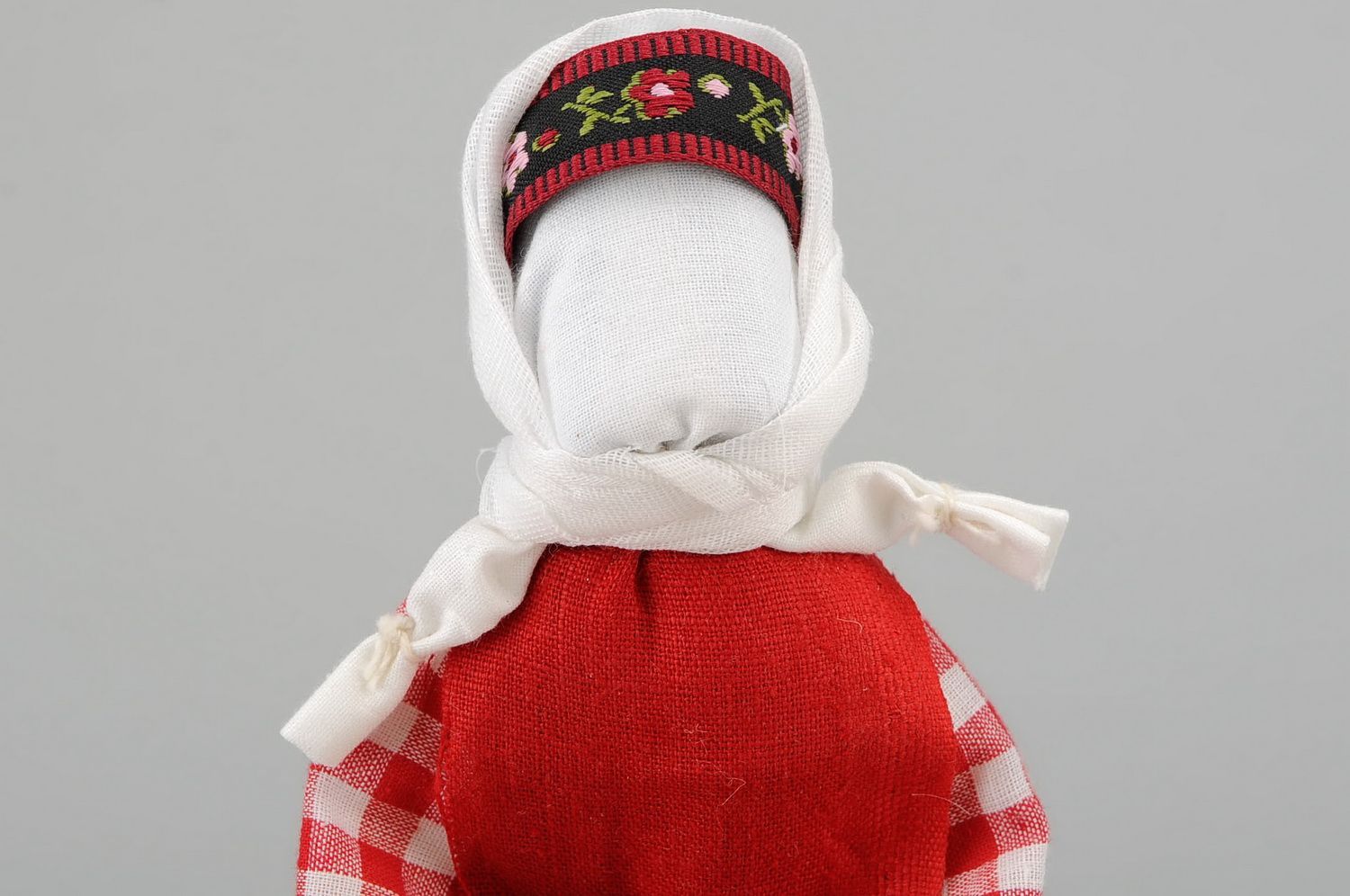 Handgemachte kuschelige Puppe Motanka aus Baumwolle foto 5