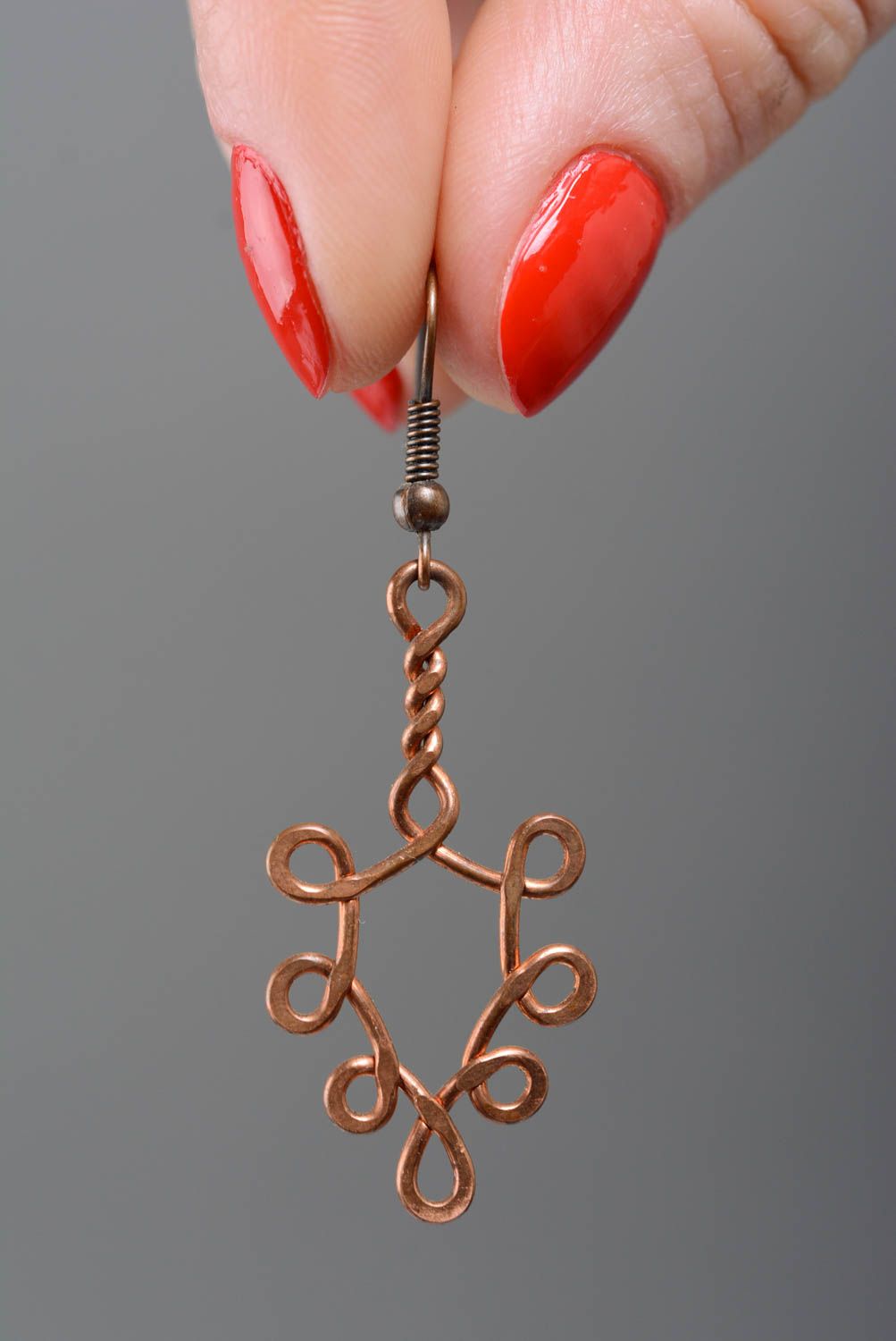 Handgemachte originelle schöne massive Ohrringe aus Kupfer Wire Wrap Technik foto 3