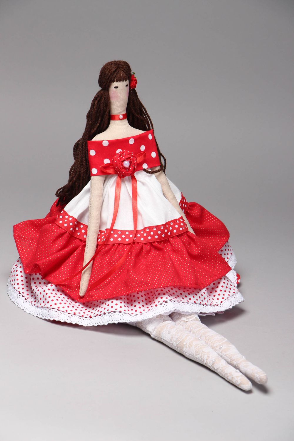 Grande poupée artisanale en robe rouge  photo 1