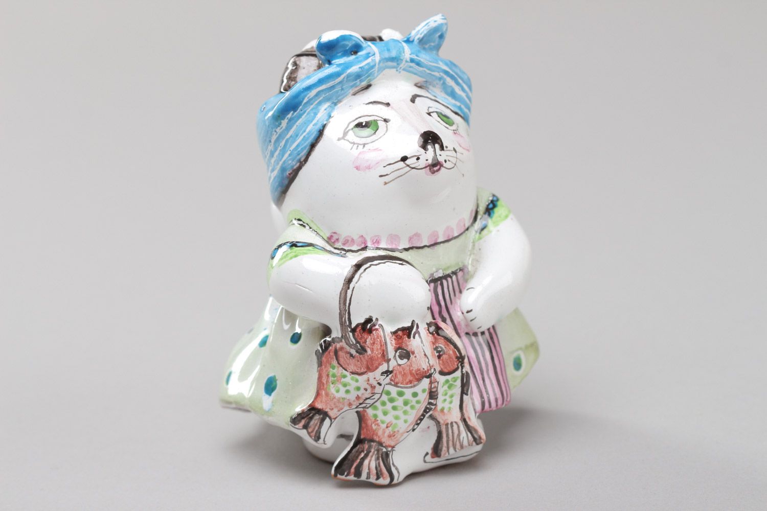 Миниатюрная керамическая фигурка кошки с ручной росписью покрытая эмалью Сонька фото 2