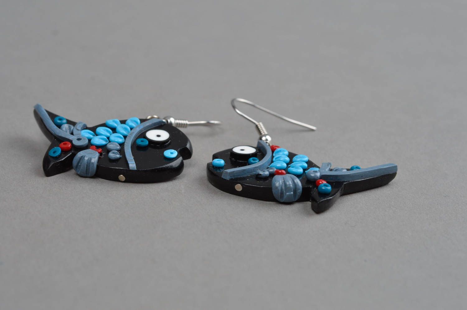 Handgemachte stilvolle Polymerton Ohrringe Fische in Schwarz und Blau für Damen foto 4