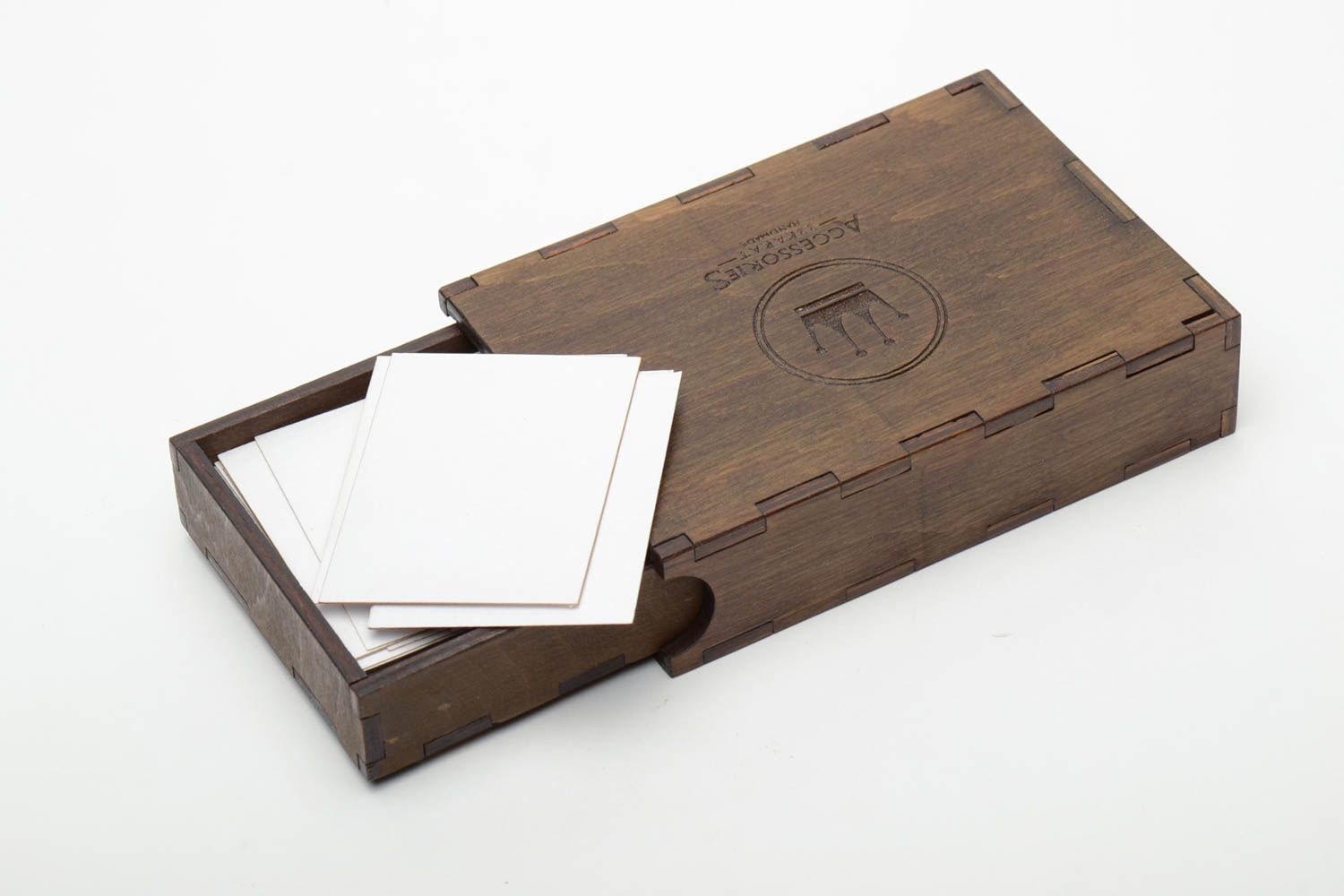 Boîte en bois pour cadeau avec gravure faite main foncée rectangulaire originale photo 3