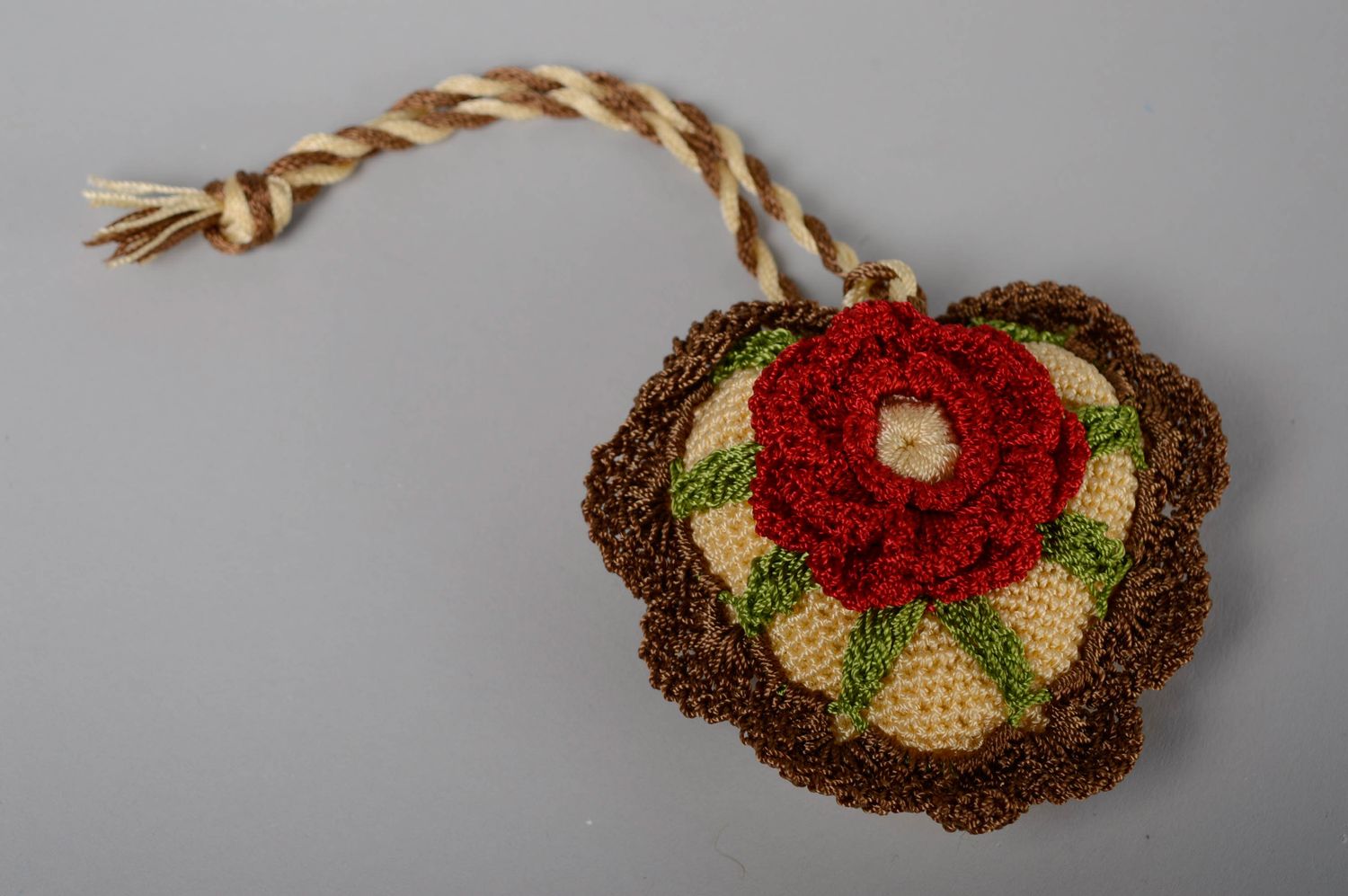 Suspension décorative tricotée au crochet en forme de coeur photo 1