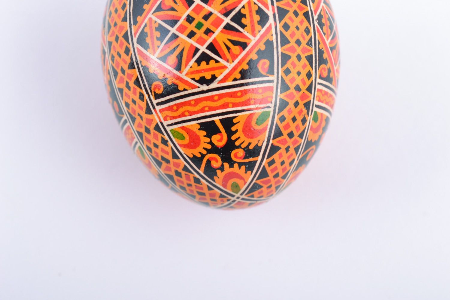 Яркое расписное куриное яйцо ручной работы с традиционными славянскими узорами фото 4