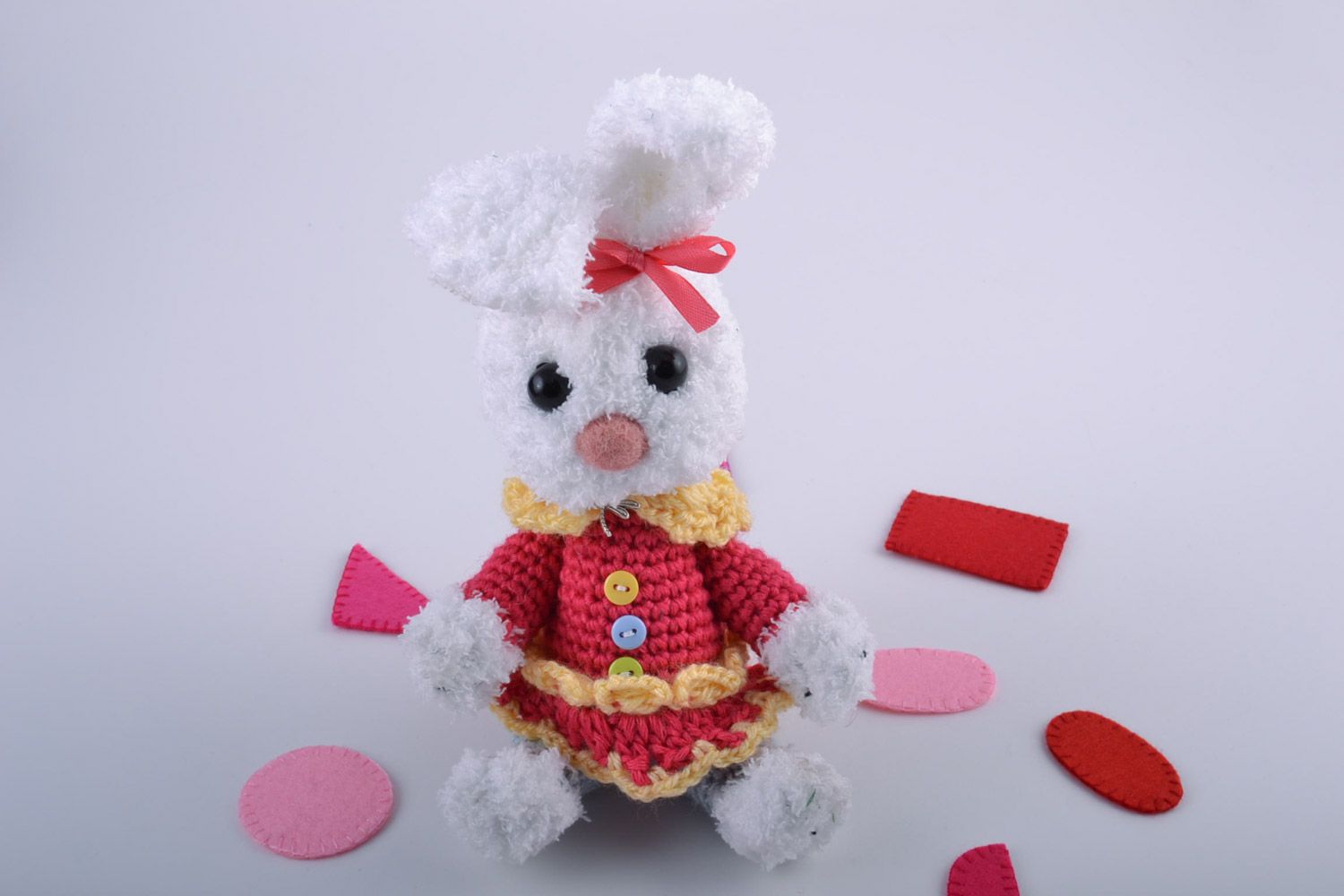 Handgemachtes schönes kuscheliges Spielzeug Hase aus Wollfaden im Kleid für Kinder foto 1