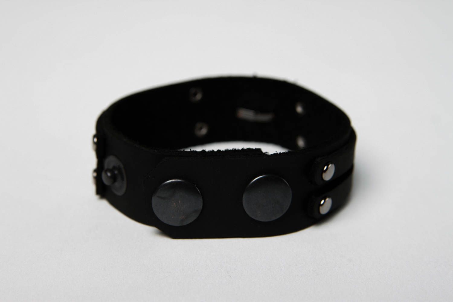 Кожаный браслет украшение из кожи ручной работы необычный браслет черный фото 4