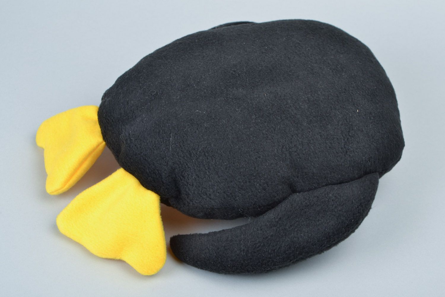 Игрушка подушка пингвин смешной черный с белым и желтым мягкая ручной работы фото 5