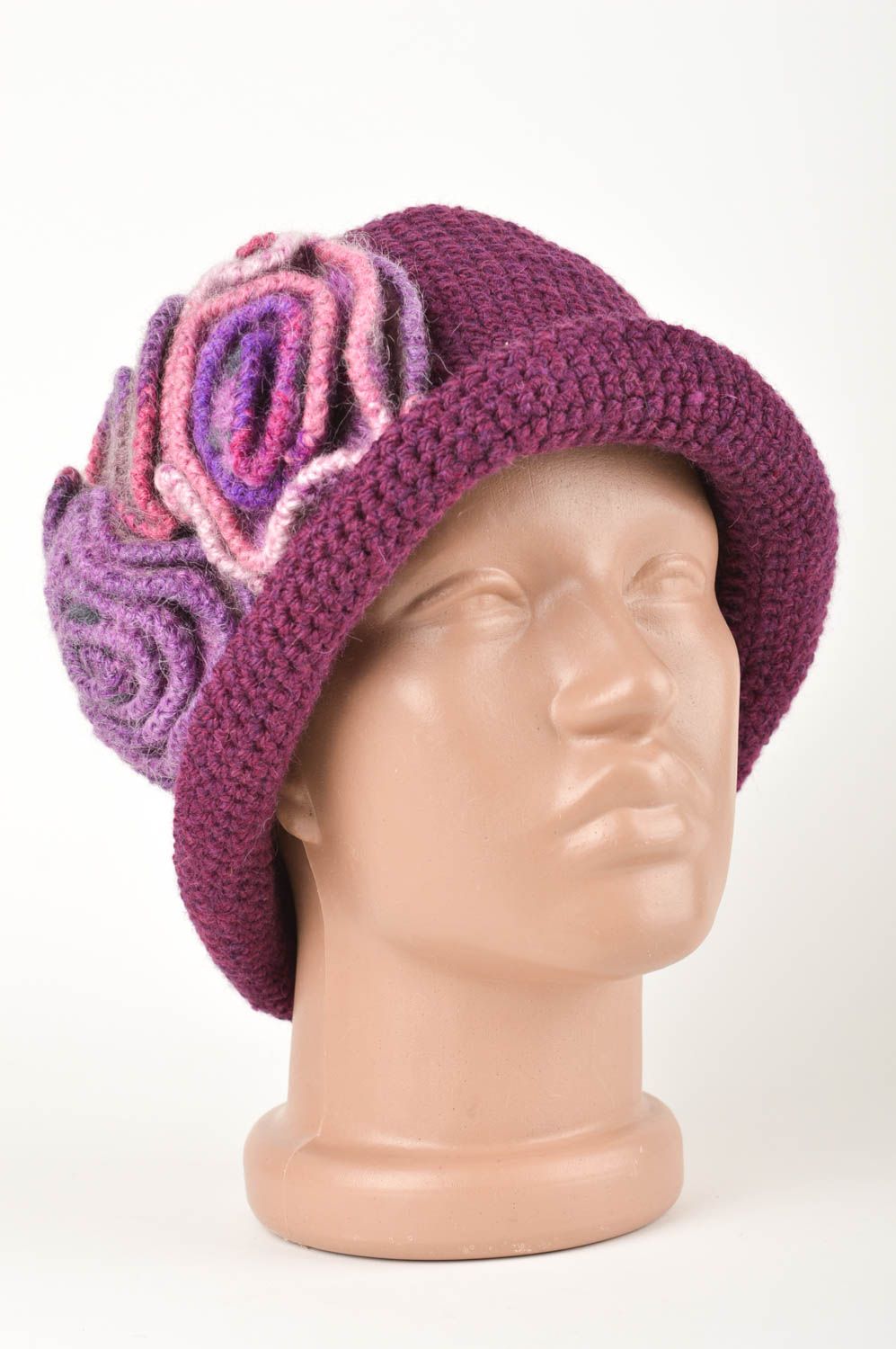Gehäkelte Mütze schöne handmade Mütze für Frau modisches Accessoire in Lila foto 1