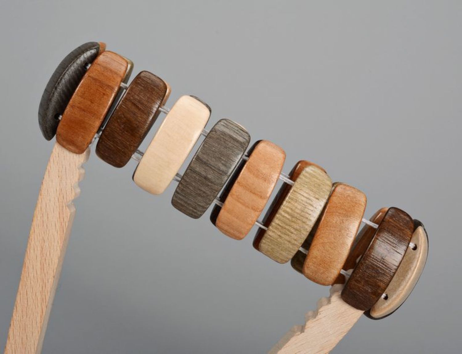La pulsera marrón de madera. foto 2