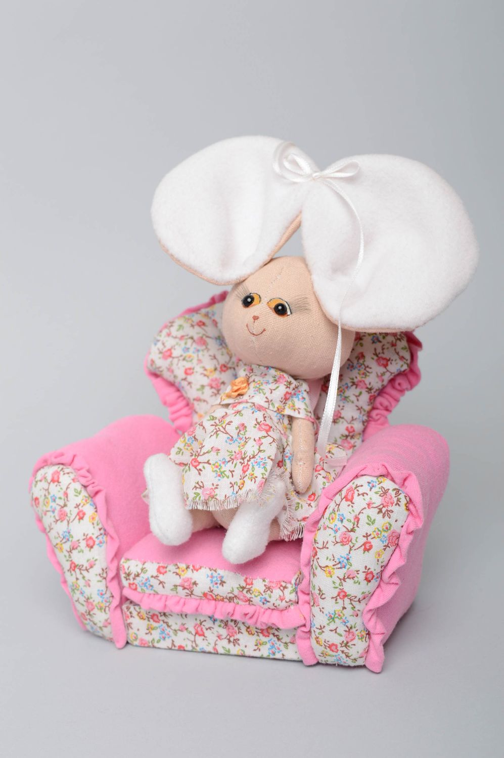 Игрушка мышь в кресле текстильная фото 1
