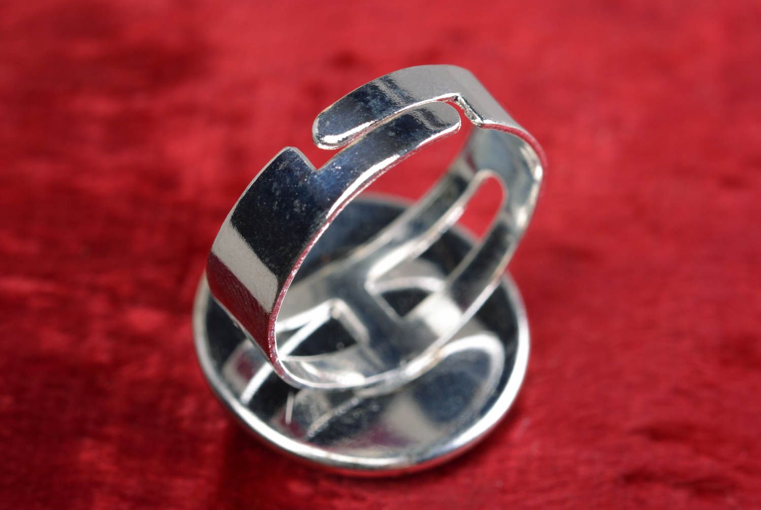 Черно белое кольцо с принтом в технике декупаж с ювелирной смолой ручной работы фото 2