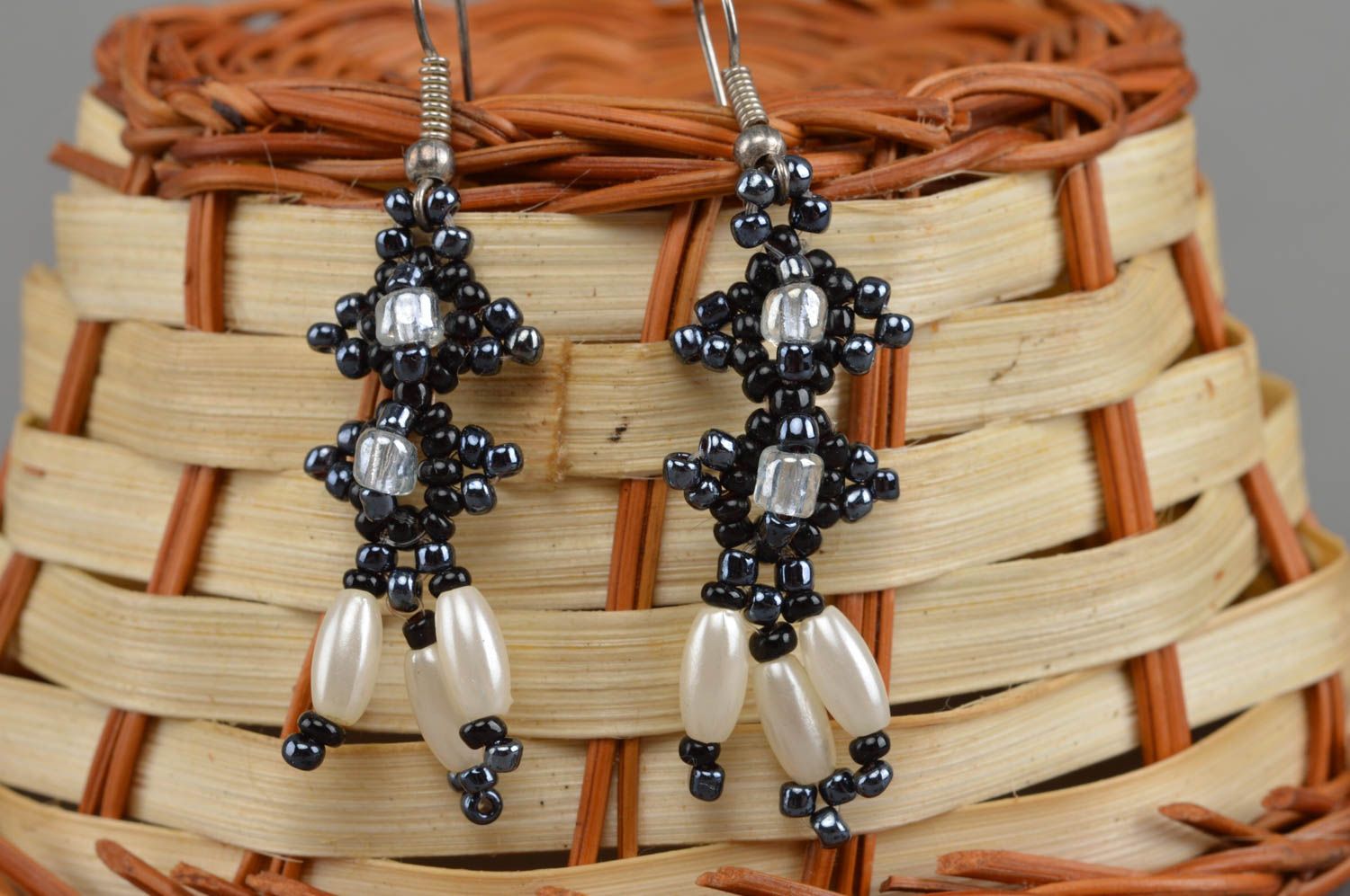 Boucles d'oreilles en perles de rocaille faites main longues noir et blanc bijou photo 1