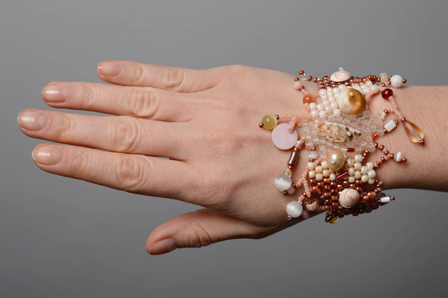 Beaded bracelet with seashells in marine style photo 4