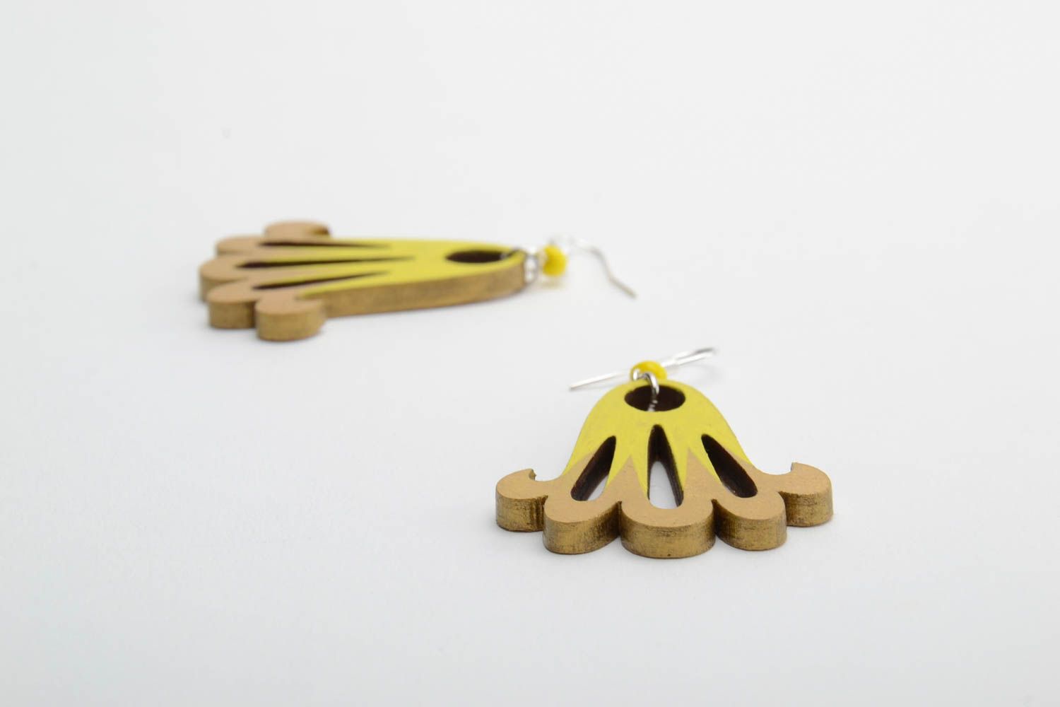 Boucles d'oreilles artisanales de bois faites main jaunes ajourées Fleurs photo 5