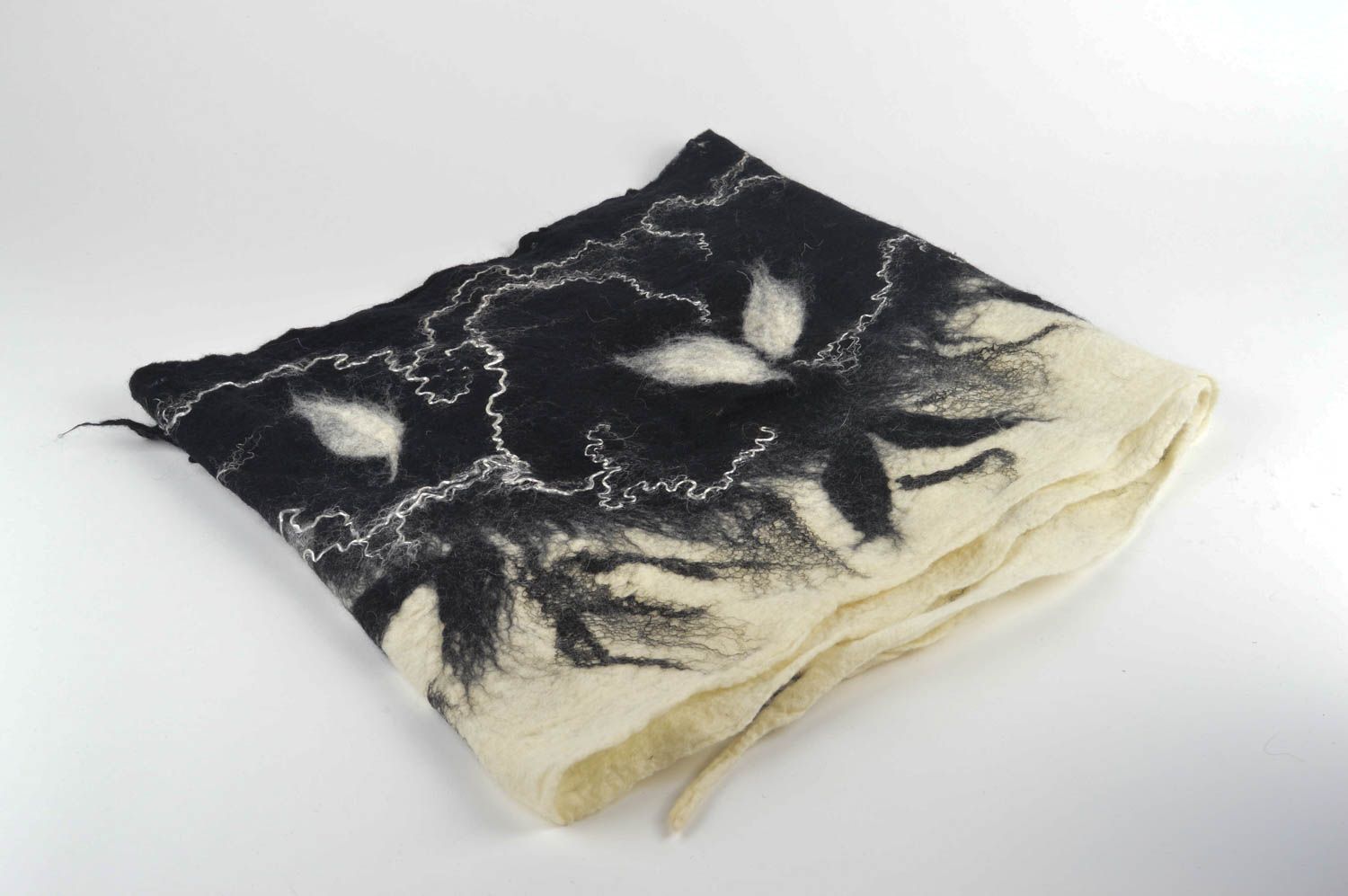 Женский шарф ручной работы шарф из шерсти черно-белый теплый валяный шарф фото 3
