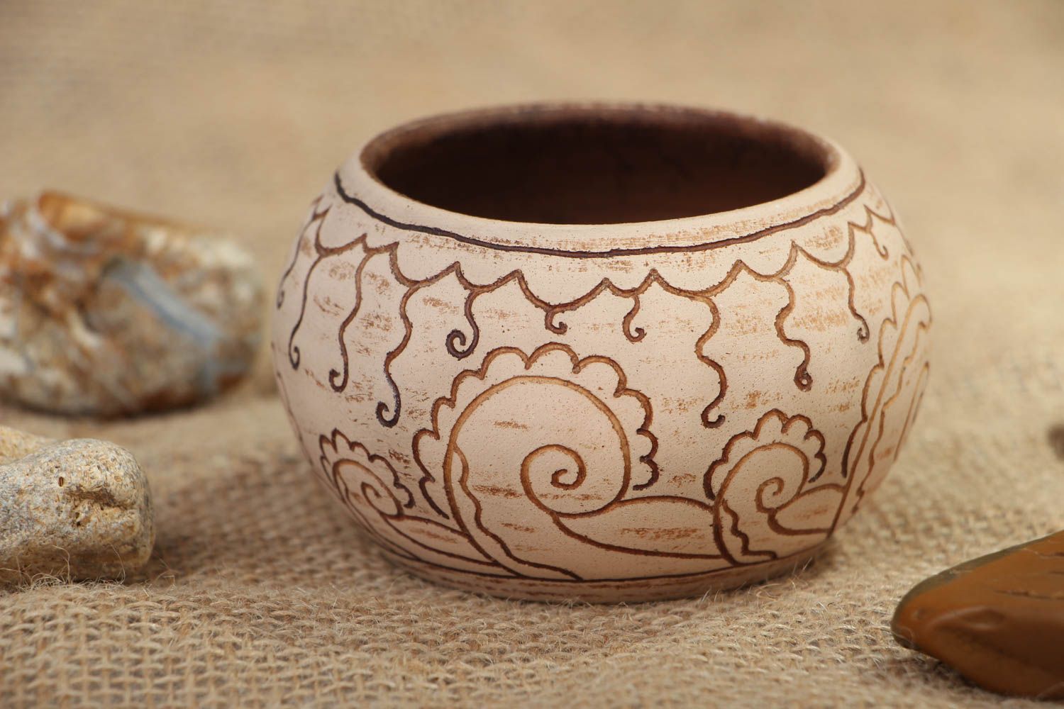 Salero de cerámica con ornamentos foto 5