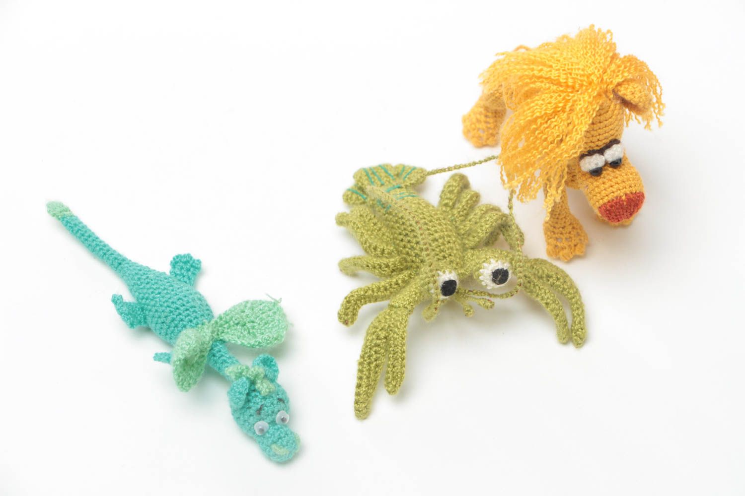 Мягкие вязаные игрушки набор из 3 штук ручной работы лев дракон и рак детские фото 3
