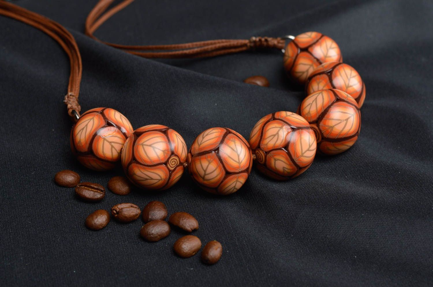 Modische bunte schöne handgemachte Halskette aus Polymerton Herbst Blätter foto 1