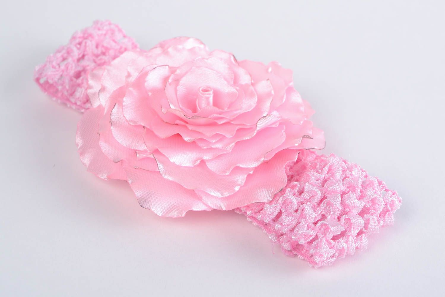 Розовая повязка с цветком из атласных лент ручной работы для девочки нарядная фото 1